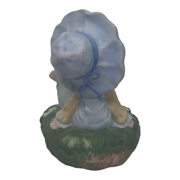 Megan and Friends Heartline Porcelain Figurine - Picture 4 of 5